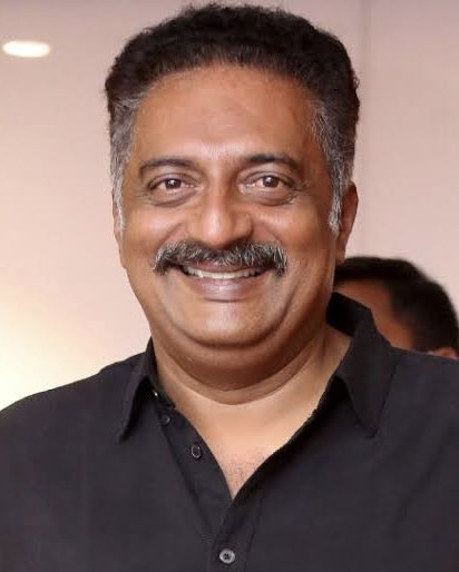 VishweshwarBhat's tweet photo. ಕೆಲ ವರ್ಷಗಳ ಹಿಂದೆ, ಒಂದು ದಿನ ಪ್ರಕಾಶ ರಾಜ್ ನನಗೆ ಫೋನ್ ಮಾಡಿದರು. 

'ನನ್ನ ಎರಡನೇ ಪತ್ನಿಗೆ ಮಕ್ಕಳಾಗಿಲ್ಲ. ಸರ್ಪದೋಷವಿದೆಯೆಂದು ಪತ್ನಿಗೆ ಯಾರೋ ಹೇಳಿದ್ದಾರೆ. ಕುಕ್ಕೆಗೆ ಹೋಗಿ ಸರ್ಪದೋಷ ನಿವಾರಿಸಿಕೊಳ್ಳಲು ಅವಳು ಬಯಸಿದ್ದಾಳೆ. ಹಾಗೆ ಮಾಡಿಸಿಕೊಳ್ಳದ ವಿನಃ ಮಕ್ಕಳಾಗುವುದಿಲ್ಲ ಅಂತ ಅವಳಿಗೆ ಮನವರಿಕೆ ಆಗಿದೆ. ನಿಮಗೆ ಅಲ್ಲಿ ಯಾರಾದಾದರೂ ಪರಿಚಯದವರಿದ್ದರೆ ಕುಕ್ಕೆಯಲ್ಲಿ ಸರ್ಪದೋಷ ನಿವಾರಣೆ ಪೂಜೆ ಮಾಡಿಸಬೇಕಿತ್ತು. ಹೆಲ್ಪ್ ಮಾಡ್ತೀರಾ?' ಎಂದು ಕೇಳಿದರು. 

ನಾನು ನಮ್ಮ ಮಂಗಳೂರು ವರದಿಗಾರ ಜಿತೇಂದ್ರ ಕುಂದೇಶ್ವರಗೆ ಹೇಳಿದೆ. ಅವರು ಅಲ್ಲಿ ಎಲ್ಲ ವ್ಯವಸ್ಥೆ ಮಾಡಿದರು. ಆ ಪ್ರಕಾರ, ಪ್ರಕಾಶರಾಜ್ ಪತ್ನಿ ಕುಕ್ಕೆಗೆ ಬಂದು, ಪೂಜೆ ಸಲ್ಲಿಸಿ ಹೋದರು. 

ಅದಾಗಿ ಒಂದು ವರ್ಷದ ಬಳಿಕ ಅವರ ಪತ್ನಿಗೆ ಮಗುವಾಯಿತು. ಈ ವಿಷಯವನ್ನು ನನಗೆ ಪ್ರಕಾಶ ರಾಜ್ ಮತ್ತು ಅವರ ಪತ್ನಿ ಖುದ್ದಾಗಿ ಫೋನ್ ಮಾಡಿ ತಿಳಿಸಿದರು. 

ಪ್ರಕಾಶ ರಾಜ್ ಗೆ ಮಗುವಾಗಿದ್ದರೆ ಅದಕ್ಕೆ 'ಕುಕ್ಕೆ ಮಹಾತ್ಮೆ'ಯೇ ಕಾರಣ!  

ಇದನ್ನು ಅವರು ಅಲ್ಲ ಎಂದು ಹೇಳ್ತಾರಾ? Just Asking!

ಇದು ನಮ್ಮ ಎಡಬಿಡಂಗಿಗಳ ಕಥೆ. ಹೊರಗೊಂದು, ಒಳಗೊಂದು. ಹೊರಗೆ ಪ್ರಗತಿಪರ, ವಿಚಾರವಾದ, ಚಿಂತಕನ ಸೋಗು. ಒಳಗೆ ಬರೀ ಮಣ್ಣಂಗಟ್ಟೆ! ಈ ಪ್ರಕಾಶ್ ರಾಜ್ ನಾವೆಲ್ಲ ನಿರ್ಲಕ್ಷಿಸಬೇಕಾದ ಒಬ್ಬ  ಶುದ್ಧ ಹಿಪೊಕ್ರೇಟ್. ಡಬಲ್ ಸ್ಟ್ಯಾಂಡರ್ಡ್ ಮನುಷ್ಯ. 

ಯಾರನ್ನು 'ವಿಷ' ಸರ್ಪ ಎಂದು ದೂಷಿಸುತ್ತಾರೋ, ಆ 'ಸರ್ಪ' ವೇ ಅವರಿಗೆ ವರವಾಗಿ ಬರಬೇಕಾಯ್ತು! 

ಮೊನ್ನೆ ಇಸ್ರೋ ವಿಜ್ಞಾನಿಗಳು ತಿರುಪತಿಗೆ ಹೋದಾಗ ಪ್ರಗತಿಪರರು "ಸ್ವಂತ ಸಾಮರ್ಥ್ಯದಲ್ಲಿ ನಂಬಿಕೆ ಇಲ್ಲದವರು ದೇವರ ಮೊರೆ ಹೋಗುತ್ತಾರೆ" ಎಂದು ಕುಹಕವಾಡಿದ್ದಕ್ಕೂ, ಈ ಘಟನೆಗೂ ಸಂಬಂಧವಿಲ್ಲ ಬಿಡಿ.

(Disclaimer : ಇಂಥ ಖಾಸಗಿ ವಿಷಯಗಳನ್ನು ನಾನು ಸಾರ್ವಜನಿಕವಾಗಿ ಚರ್ಚಿಸಲು ಇಷ್ಟಪಡುವುದಿಲ್ಲ. ನನ್ನದೇ ಪತ್ರಿಕೆ, ಅಂಕಣಗಳಿದ್ದರೂ ಅಂಥ ವಿಷಯಗಳನ್ನು ಬರೆದು ಪುಟಗಳನ್ನು ಗಲೀಜು ಮಾಡುವುದಿಲ್ಲ. ಸಮಸ್ಯೆ ಏನಂದ್ರೆ, ಕೆಲವು ವಿಷಯಗಳನ್ನು ಹೇಳದಿದ್ದರೆ, ಕೆಲವರ ಅಸಲಿ ವ್ಯಕ್ತಿತ್ವ ಗೊತ್ತೇ ಆಗುವುದಿಲ್ಲ.)

#JustTelling

ಮೊದಲ ಫೋಟೋದಲ್ಲಿರುವವರು ನಮ್ಮ ವರದಿಗಾರ ಜಿತೇಂದ್ರ ಕುಂದೇಶ್ವರ ಮತ್ತು ಪ್ರಕಾಶ್ ರಾಜ್ ಎರಡನೇ ಪತ್ನಿ ಪೋನಿ ವರ್ಮ, ಕುಕ್ಕೆ ದೇವಸ್ಥಾನದ ಎದುರು.