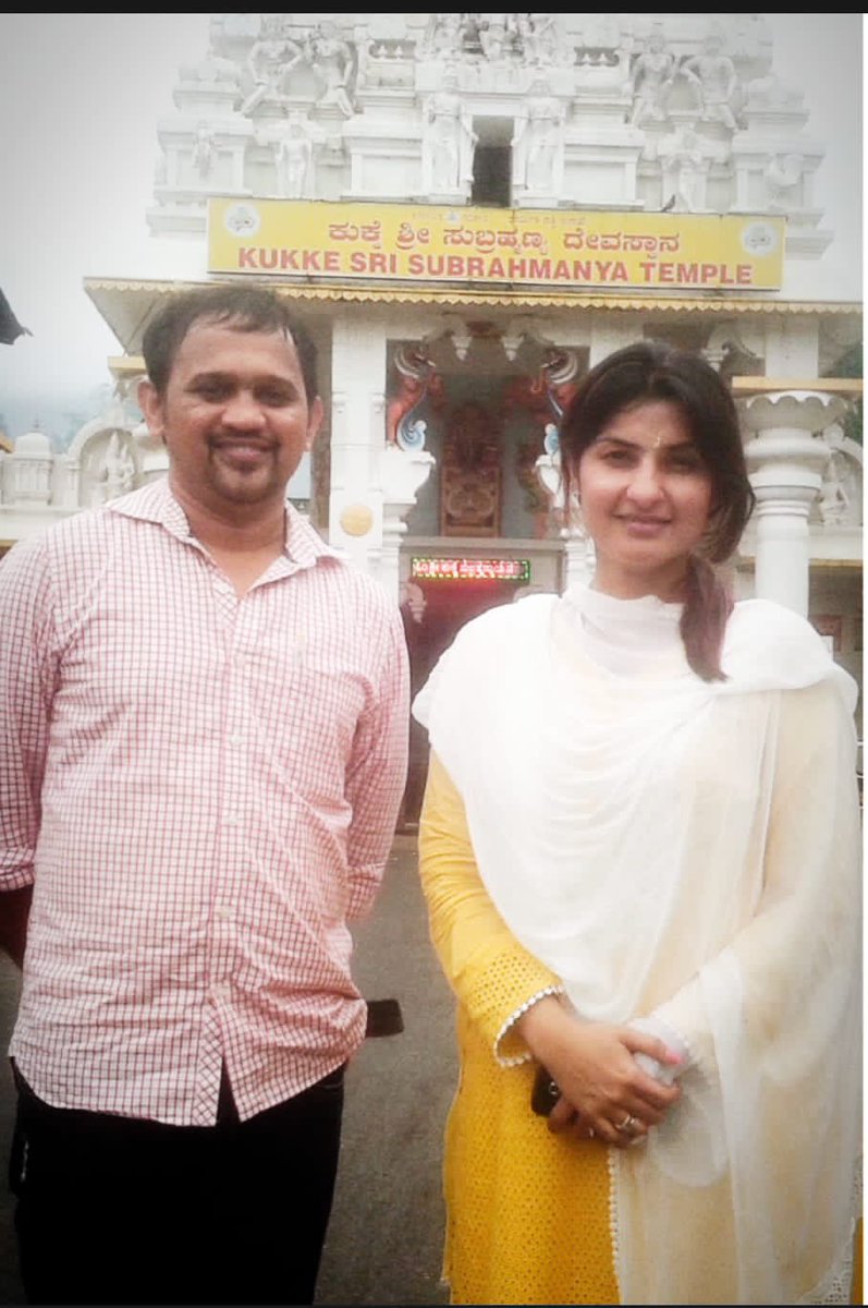 VishweshwarBhat's tweet photo. ಕೆಲ ವರ್ಷಗಳ ಹಿಂದೆ, ಒಂದು ದಿನ ಪ್ರಕಾಶ ರಾಜ್ ನನಗೆ ಫೋನ್ ಮಾಡಿದರು. 

'ನನ್ನ ಎರಡನೇ ಪತ್ನಿಗೆ ಮಕ್ಕಳಾಗಿಲ್ಲ. ಸರ್ಪದೋಷವಿದೆಯೆಂದು ಪತ್ನಿಗೆ ಯಾರೋ ಹೇಳಿದ್ದಾರೆ. ಕುಕ್ಕೆಗೆ ಹೋಗಿ ಸರ್ಪದೋಷ ನಿವಾರಿಸಿಕೊಳ್ಳಲು ಅವಳು ಬಯಸಿದ್ದಾಳೆ. ಹಾಗೆ ಮಾಡಿಸಿಕೊಳ್ಳದ ವಿನಃ ಮಕ್ಕಳಾಗುವುದಿಲ್ಲ ಅಂತ ಅವಳಿಗೆ ಮನವರಿಕೆ ಆಗಿದೆ. ನಿಮಗೆ ಅಲ್ಲಿ ಯಾರಾದಾದರೂ ಪರಿಚಯದವರಿದ್ದರೆ ಕುಕ್ಕೆಯಲ್ಲಿ ಸರ್ಪದೋಷ ನಿವಾರಣೆ ಪೂಜೆ ಮಾಡಿಸಬೇಕಿತ್ತು. ಹೆಲ್ಪ್ ಮಾಡ್ತೀರಾ?' ಎಂದು ಕೇಳಿದರು. 

ನಾನು ನಮ್ಮ ಮಂಗಳೂರು ವರದಿಗಾರ ಜಿತೇಂದ್ರ ಕುಂದೇಶ್ವರಗೆ ಹೇಳಿದೆ. ಅವರು ಅಲ್ಲಿ ಎಲ್ಲ ವ್ಯವಸ್ಥೆ ಮಾಡಿದರು. ಆ ಪ್ರಕಾರ, ಪ್ರಕಾಶರಾಜ್ ಪತ್ನಿ ಕುಕ್ಕೆಗೆ ಬಂದು, ಪೂಜೆ ಸಲ್ಲಿಸಿ ಹೋದರು. 

ಅದಾಗಿ ಒಂದು ವರ್ಷದ ಬಳಿಕ ಅವರ ಪತ್ನಿಗೆ ಮಗುವಾಯಿತು. ಈ ವಿಷಯವನ್ನು ನನಗೆ ಪ್ರಕಾಶ ರಾಜ್ ಮತ್ತು ಅವರ ಪತ್ನಿ ಖುದ್ದಾಗಿ ಫೋನ್ ಮಾಡಿ ತಿಳಿಸಿದರು. 

ಪ್ರಕಾಶ ರಾಜ್ ಗೆ ಮಗುವಾಗಿದ್ದರೆ ಅದಕ್ಕೆ 'ಕುಕ್ಕೆ ಮಹಾತ್ಮೆ'ಯೇ ಕಾರಣ!  

ಇದನ್ನು ಅವರು ಅಲ್ಲ ಎಂದು ಹೇಳ್ತಾರಾ? Just Asking!

ಇದು ನಮ್ಮ ಎಡಬಿಡಂಗಿಗಳ ಕಥೆ. ಹೊರಗೊಂದು, ಒಳಗೊಂದು. ಹೊರಗೆ ಪ್ರಗತಿಪರ, ವಿಚಾರವಾದ, ಚಿಂತಕನ ಸೋಗು. ಒಳಗೆ ಬರೀ ಮಣ್ಣಂಗಟ್ಟೆ! ಈ ಪ್ರಕಾಶ್ ರಾಜ್ ನಾವೆಲ್ಲ ನಿರ್ಲಕ್ಷಿಸಬೇಕಾದ ಒಬ್ಬ  ಶುದ್ಧ ಹಿಪೊಕ್ರೇಟ್. ಡಬಲ್ ಸ್ಟ್ಯಾಂಡರ್ಡ್ ಮನುಷ್ಯ. 

ಯಾರನ್ನು 'ವಿಷ' ಸರ್ಪ ಎಂದು ದೂಷಿಸುತ್ತಾರೋ, ಆ 'ಸರ್ಪ' ವೇ ಅವರಿಗೆ ವರವಾಗಿ ಬರಬೇಕಾಯ್ತು! 

ಮೊನ್ನೆ ಇಸ್ರೋ ವಿಜ್ಞಾನಿಗಳು ತಿರುಪತಿಗೆ ಹೋದಾಗ ಪ್ರಗತಿಪರರು "ಸ್ವಂತ ಸಾಮರ್ಥ್ಯದಲ್ಲಿ ನಂಬಿಕೆ ಇಲ್ಲದವರು ದೇವರ ಮೊರೆ ಹೋಗುತ್ತಾರೆ" ಎಂದು ಕುಹಕವಾಡಿದ್ದಕ್ಕೂ, ಈ ಘಟನೆಗೂ ಸಂಬಂಧವಿಲ್ಲ ಬಿಡಿ.

(Disclaimer : ಇಂಥ ಖಾಸಗಿ ವಿಷಯಗಳನ್ನು ನಾನು ಸಾರ್ವಜನಿಕವಾಗಿ ಚರ್ಚಿಸಲು ಇಷ್ಟಪಡುವುದಿಲ್ಲ. ನನ್ನದೇ ಪತ್ರಿಕೆ, ಅಂಕಣಗಳಿದ್ದರೂ ಅಂಥ ವಿಷಯಗಳನ್ನು ಬರೆದು ಪುಟಗಳನ್ನು ಗಲೀಜು ಮಾಡುವುದಿಲ್ಲ. ಸಮಸ್ಯೆ ಏನಂದ್ರೆ, ಕೆಲವು ವಿಷಯಗಳನ್ನು ಹೇಳದಿದ್ದರೆ, ಕೆಲವರ ಅಸಲಿ ವ್ಯಕ್ತಿತ್ವ ಗೊತ್ತೇ ಆಗುವುದಿಲ್ಲ.)

#JustTelling

ಮೊದಲ ಫೋಟೋದಲ್ಲಿರುವವರು ನಮ್ಮ ವರದಿಗಾರ ಜಿತೇಂದ್ರ ಕುಂದೇಶ್ವರ ಮತ್ತು ಪ್ರಕಾಶ್ ರಾಜ್ ಎರಡನೇ ಪತ್ನಿ ಪೋನಿ ವರ್ಮ, ಕುಕ್ಕೆ ದೇವಸ್ಥಾನದ ಎದುರು.