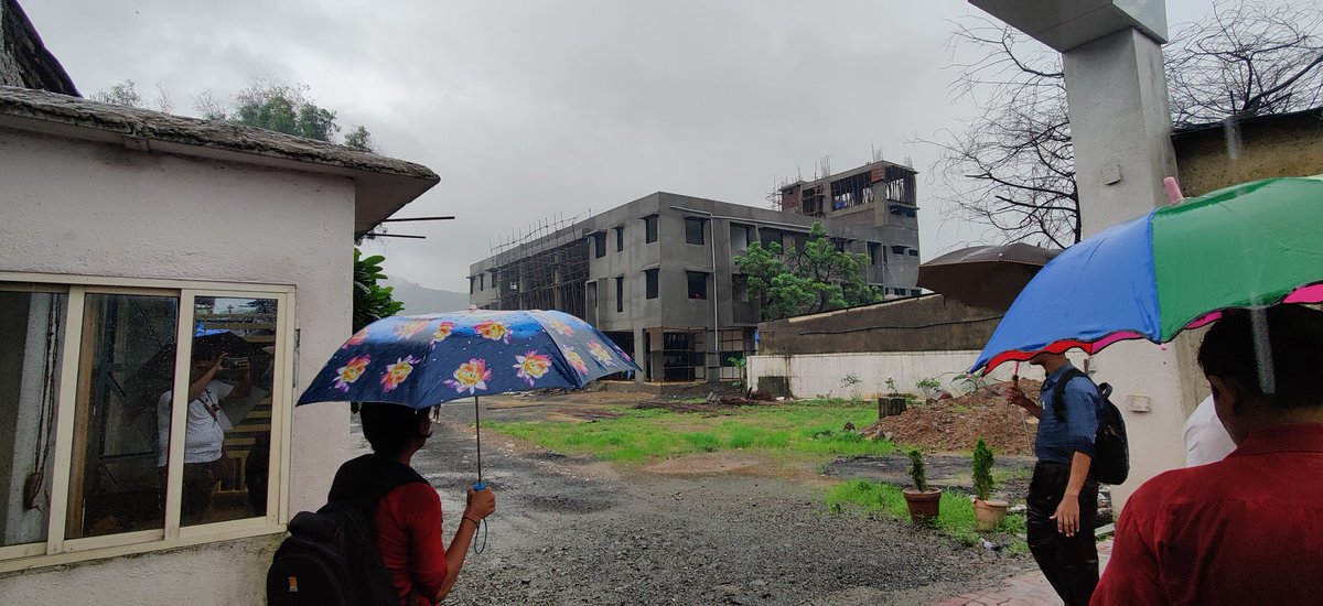 jayvmishra1's tweet photo. @msbshse @CMOMaharashtra surprised to see the centre chosen for board exam
It's on the bhiwandi highway, difficult to reach, U/C building except the gate, 
Don't know abt basic facility avbl for students inside

Rude teacher Mr. Arun doesn't have manners to talk to lady parents https://t.co/r6JSsqpPfZ