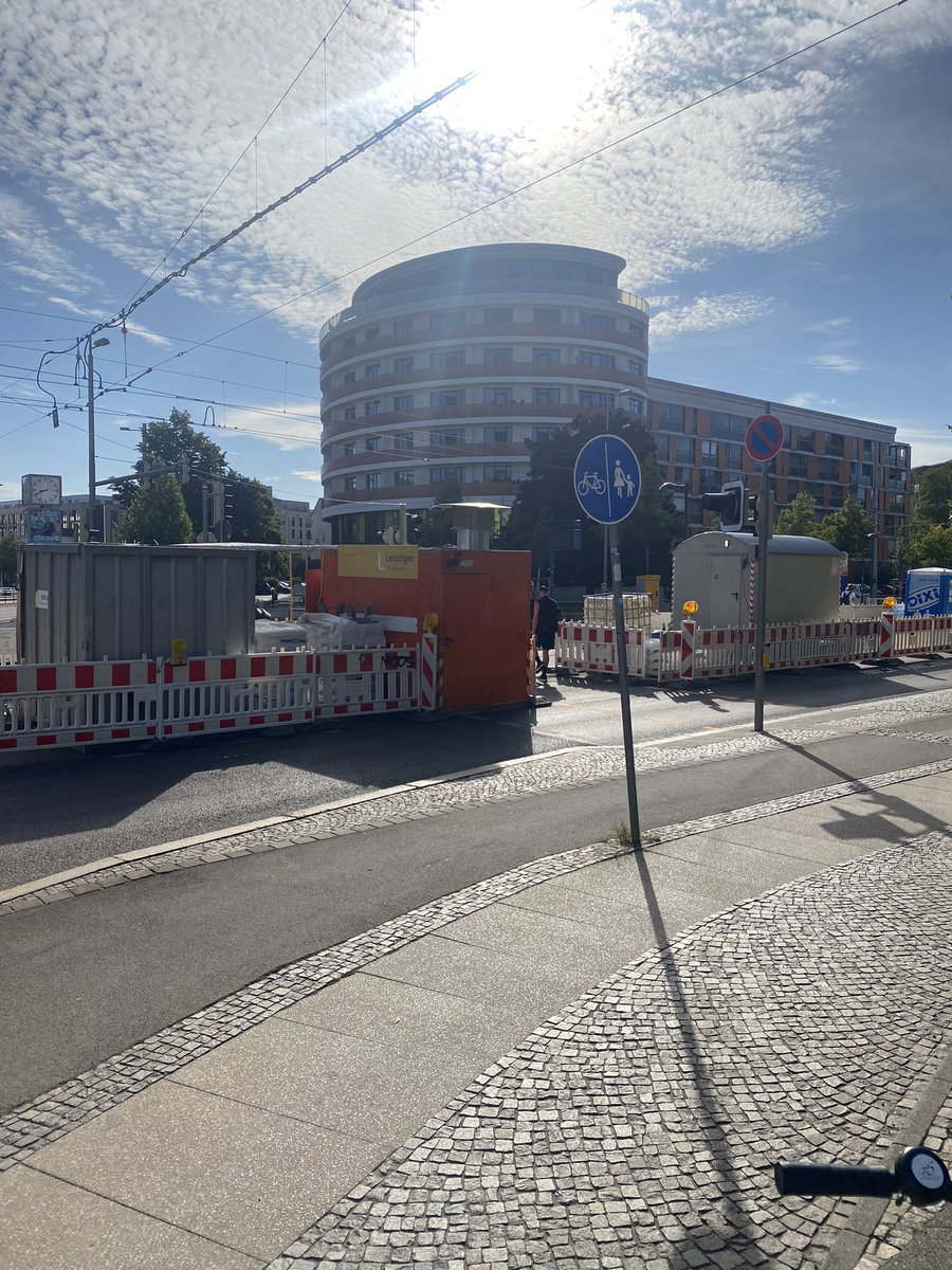 s1rko87's tweet photo. Dem Container wurde gerade von einem LKW die Warnlampe abgefahren.

Unverantwortlich so etwas hier zuzulassen.
Man kann nur hoffen das kein Mensch zu schaden kommt. https://t.co/SgHTlkgZdz