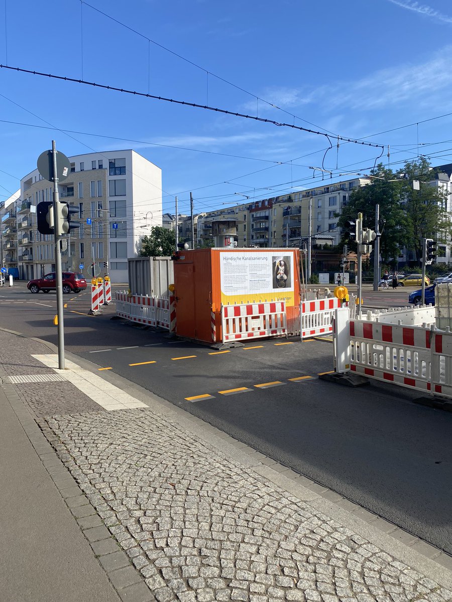 s1rko87's tweet photo. Dem Container wurde gerade von einem LKW die Warnlampe abgefahren.

Unverantwortlich so etwas hier zuzulassen.
Man kann nur hoffen das kein Mensch zu schaden kommt. https://t.co/SgHTlkgZdz