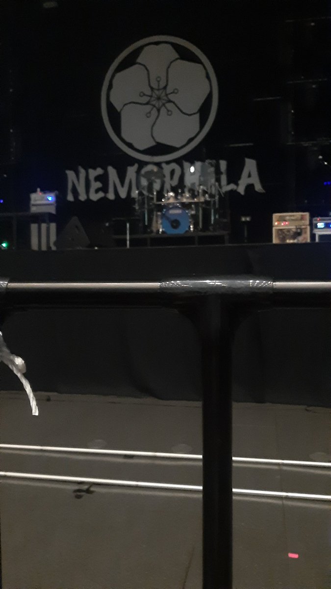 0806Rihito's tweet photo. #NEMOPHILA
まさかの最前列❗
集合写真もはっきりと‼️

奥さんと子供達に「お父さんここにいるよ」と集合写真見せたら大爆笑😂

１日経ちましたがあのLifeでの一体感が忘れられません🎵 https://t.co/S90OI07dgV