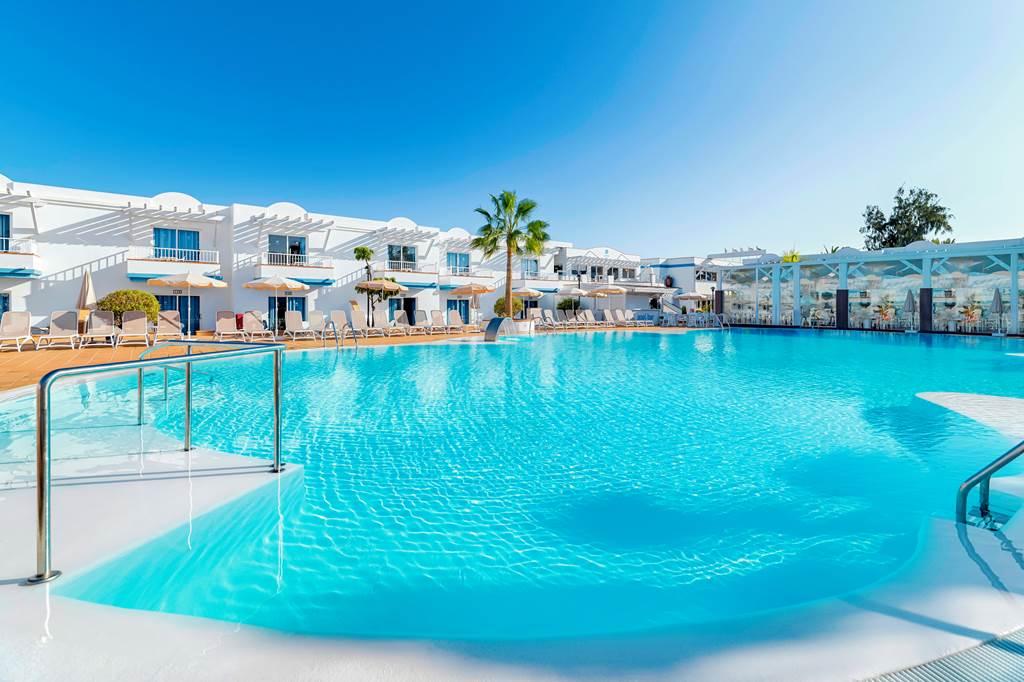 CpcTravel's tweet photo. 🤩Stay 10 nights at the 3⭐ + Arena Beach, Fuerteventura this November for your All Inclusive break
🌞This bright, friendly complex is a family-friendly winner. Play things your way with Self Catering or opt for the works on All Inclu - https://t.co/xEiTIz93oK https://t.co/G7IludSRLf