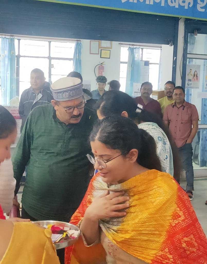 REAPPauri's tweet photo. Mr. Tirath Singh Rawat ji, Hon'ble #MP (Garhwal) was accorded a #grand_welcome by district level officials including #DM and #CDO as he arrived at #Vikas_Bhawan on #Tuesday to hold #DISHA committee meeting, a #quarterly_review of all development activity at the #district_level. https://t.co/U4g2J5THi2