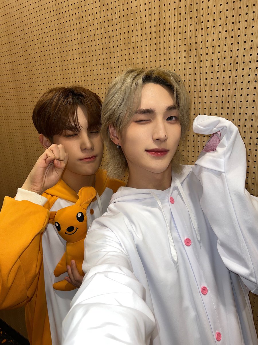 XODIAC_MEMBERS's tweet photo. [#범수] 

제리랑 함께~💜

#XODIAC #소디엑 #BEOMSOO #범수 https://t.co/Mi2T7KDCsh