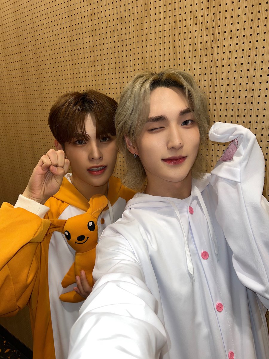 XODIAC_MEMBERS's tweet photo. [#범수] 

제리랑 함께~💜

#XODIAC #소디엑 #BEOMSOO #범수 https://t.co/Mi2T7KDCsh
