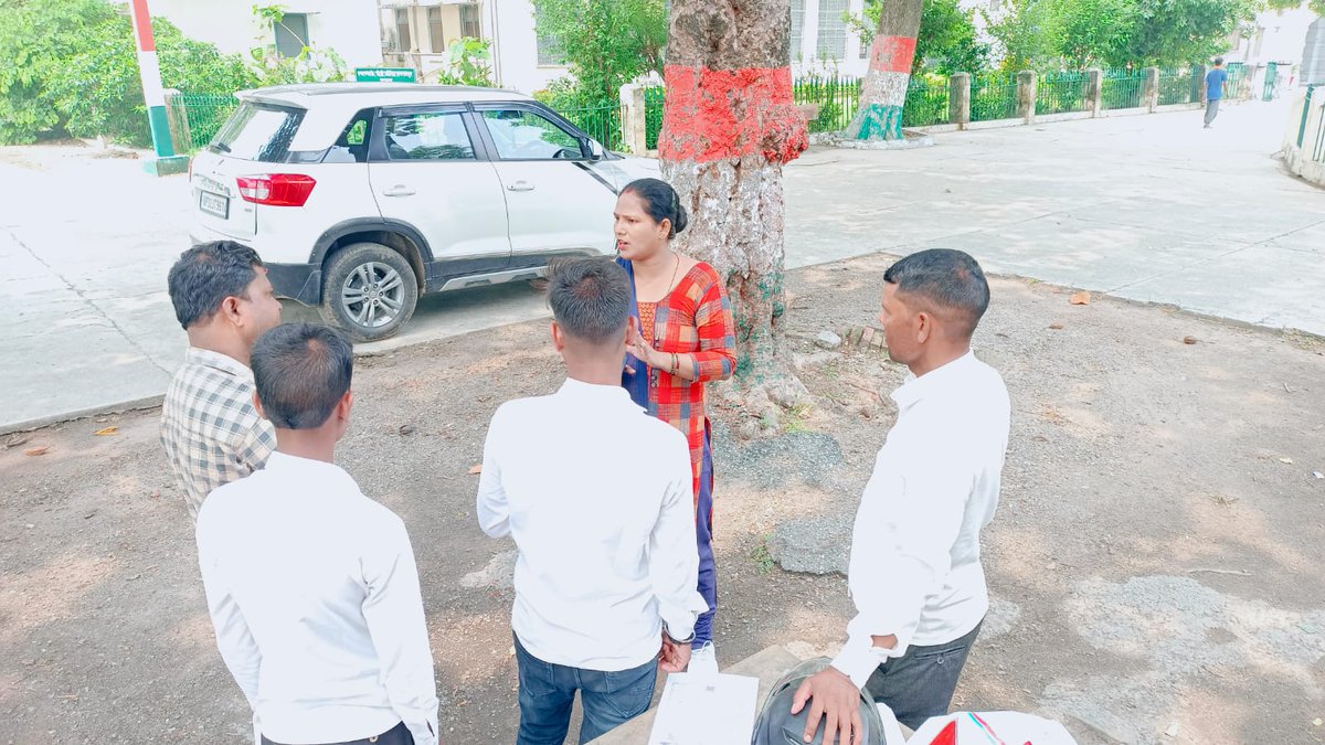 balrampurpolice's tweet photo. #BalrampurPolice 
#SPBalrampur के निर्देशन में जनपद के समस्त थानों पर गठित  #एण्टी_रोमियो_टीम द्वारा #MissionShakti अभियान के क्रम में  सार्वजनिक स्थानों/ बाजार/ग्रामीण क्षेत्र आदि जगहों पर महिलाओं/बालिकाओं आदि को जागरुक किया गया। https://t.co/CslIF4wXID