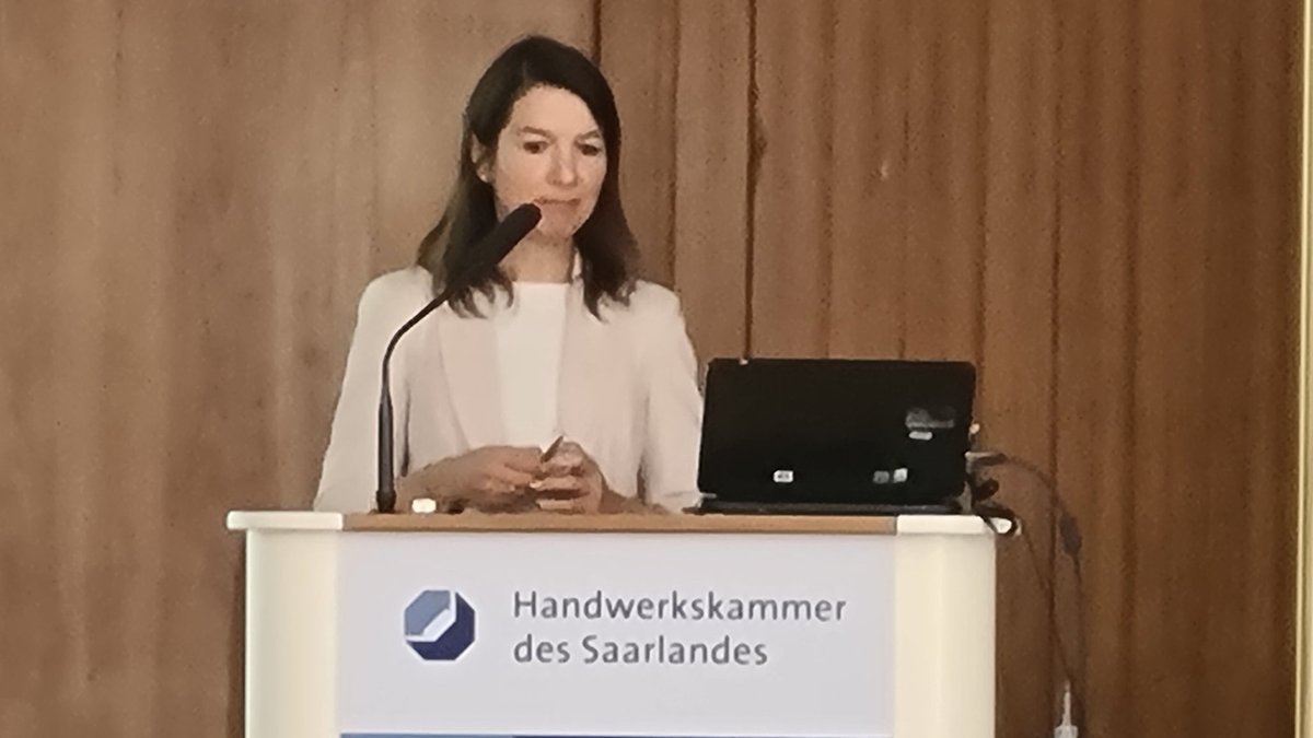 LpmBest's tweet photo. Staatssekretärin des Wortschaftsministerium Elena Yorgova-Ramanauskas begrüßt die Gäste des #Metallforums #Saarland 2023 #Landesinstitut_für_Pädagogik_und_Medien https://t.co/IK2L8SMZsC