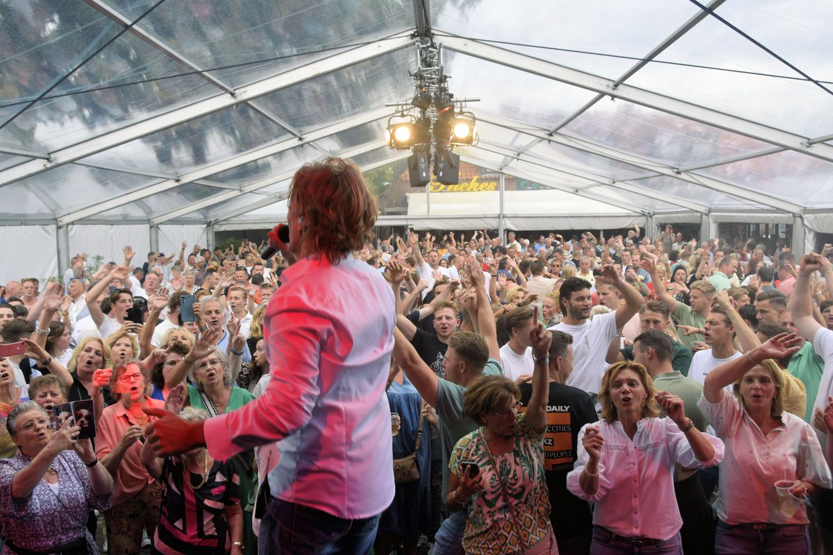 Pleinfeest bij <a href="/ThekesHerpen/">Thekes Herpen</a>  met <a href="/schuurmansrene/">rene schuurmans</a> <a href="/melisound/">Meli Sound</a>  is altijd een groot feest ! Supergezellig ! Weer van genoten ! De foto's van het grandioze optreden van René Schuurmans staan in mijn fotoalbum jeanne-mathijssen.magix.net/alle-albums/!/…