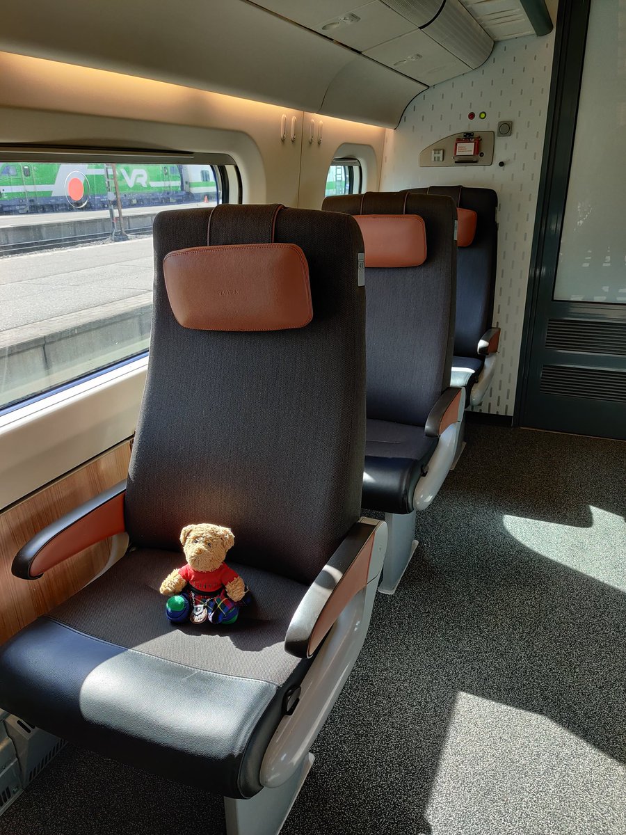 elifiknow's tweet photo. Wee first class on the train to Tampere ... cause why not 😊 https://t.co/PEca3L52jv