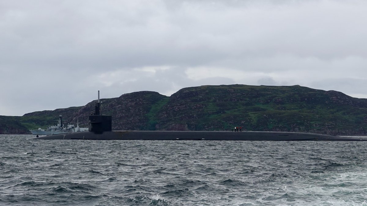 US_EUCOM's tweet image. USEUCOM commander visits sub; highlights multinational cooperation, integrated deterrence

"The undersea capabilities delivered by USS Tennessee and her crew are critical to our integrated deterrence strategy." - @USArmy Gen. Cavoli
bit.ly/3XURSDE
#AgilityAndSecurity