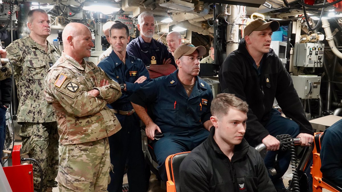 US_EUCOM's tweet image. USEUCOM commander visits sub; highlights multinational cooperation, integrated deterrence

"The undersea capabilities delivered by USS Tennessee and her crew are critical to our integrated deterrence strategy." - @USArmy Gen. Cavoli
bit.ly/3XURSDE
#AgilityAndSecurity