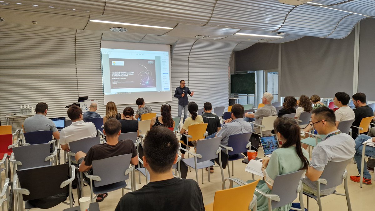 🌟 Welcome to the Open LICROX Symposium! We kick off the day with a warm welcome from <a href="/PalomaresEj/">Emilio Palomares</a>, <a href="/ICIQchem/">ICIQ</a>'s Director.

🔍 Get ready for a day filled with Open Lectures by our External Advisory Board and presentations about LICROX final results.

#licrox #EUProject