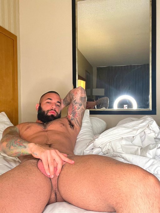 come lay next to me 💤 https://t.co/USLj3LVjaz