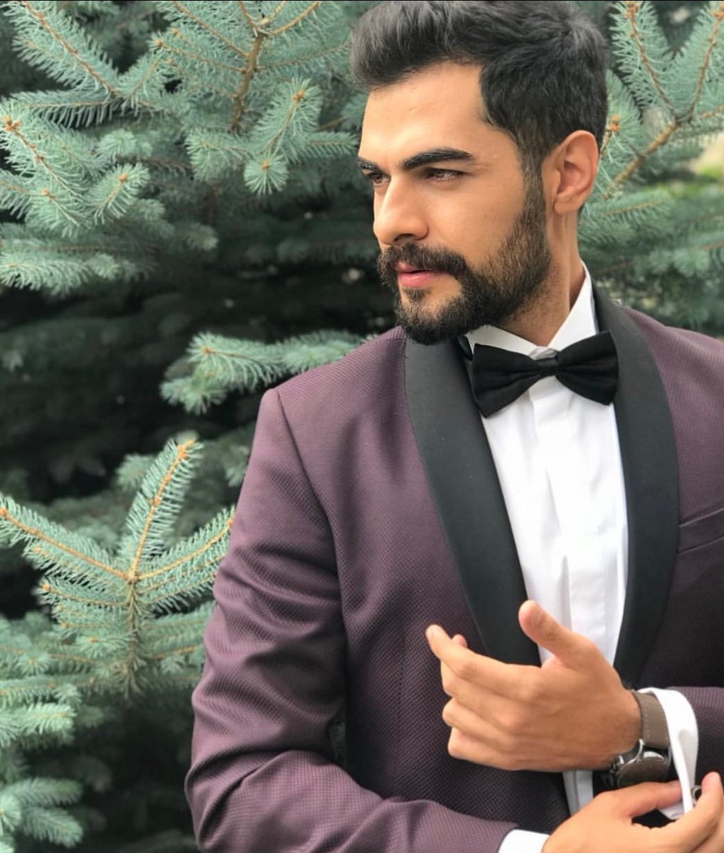 Eğer böyle bir karakter diziye giriyorsa bence gizemli kadının yakını olur ve Dilan'in etrafında olacağı için Baran kıskançlıktan deliye döner. Bu adam Baran ile karsi karşıya gelir, aralarında sürekli bir rekabet oluşur. Tabiki bizim tarafımız belli😎

#kançiçekleri #dilbar