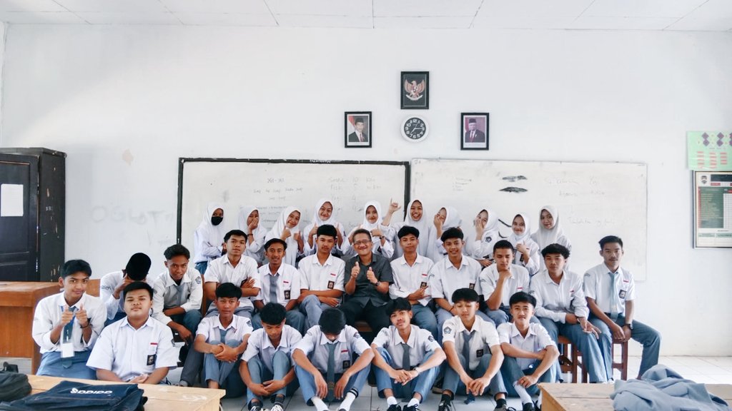 oggituya's tweet photo. Kelas baru temen' baru walas baru wkwk XII IPS 3 https://t.co/Kj9XD6aiPP