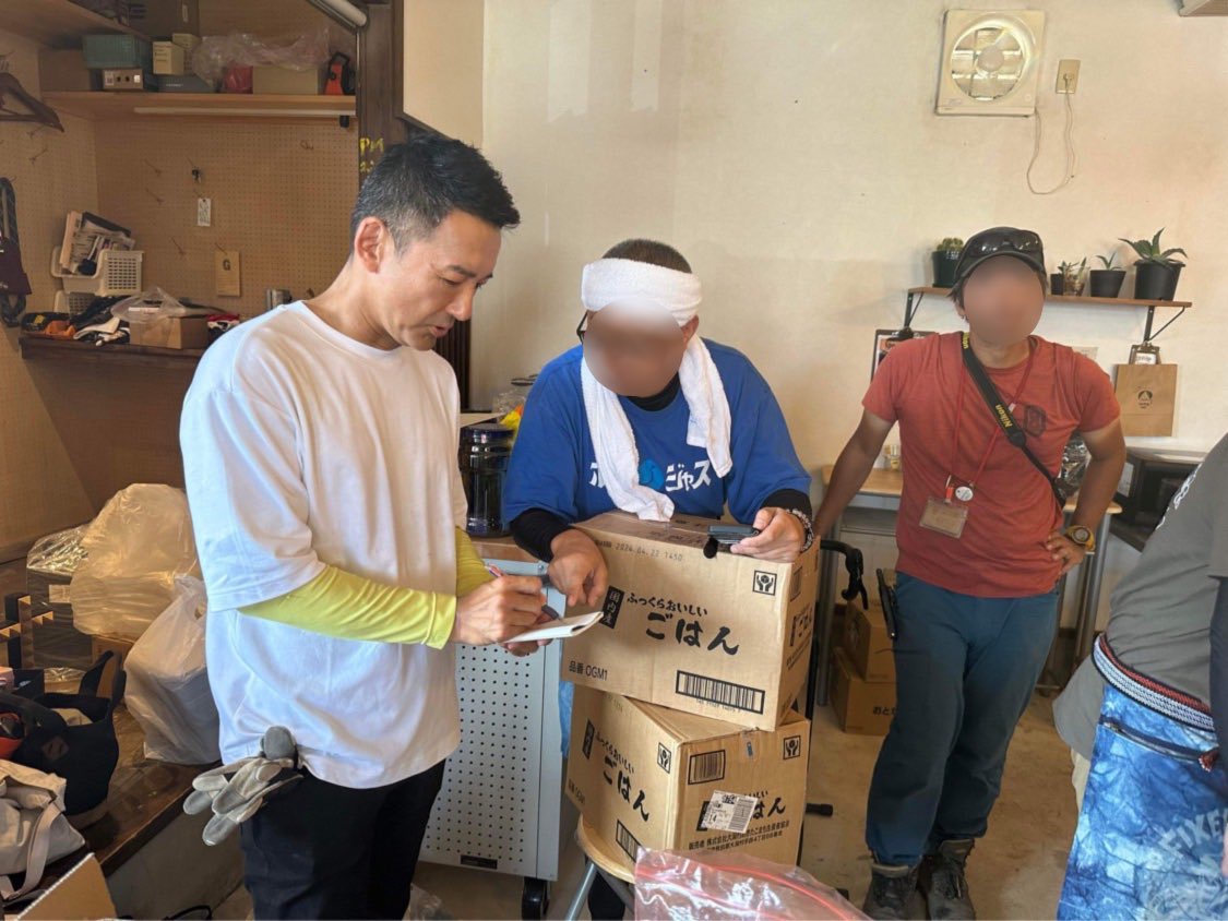 yamamototaro0's tweet photo. 【至急・プッシュ型支援を】
①7月8日発災した豪雨で被災した福岡県久留米市田主丸をまわらせていただいた。（昨日17日）
さまざま要求すべき事柄はあるが、後日改めて政府に求める。

ここでは今すぐにでも出来ること2点を要求する。
現在豪雨で被災する他の地域においても必要となる支援である。
ご配慮願いたい。
@kishida230 @kantei @Kantei_Saigai