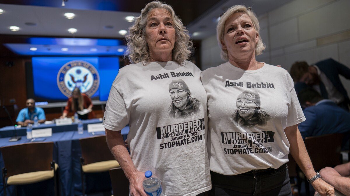 Liana53160's tweet image. Ashli Babbitt's mother knows damn well who is responsible for the murder of her UNARMED daughter.

RETWEET if you think Ashli Babbitt's family should sue Nancy Pelosi and the FBI for wrongful death!