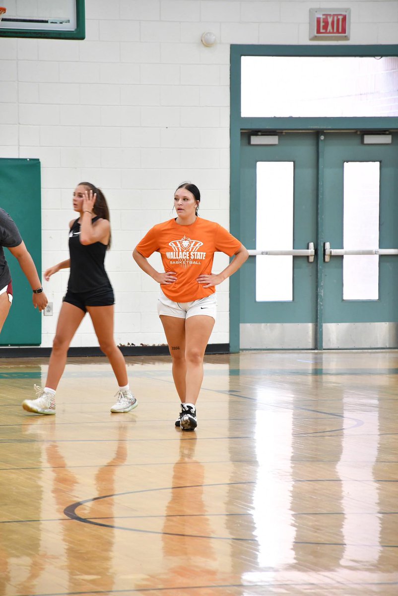 typicalceci's tweet photo. Summer hoops 💆🏻‍♀️ https://t.co/RxCUtwODQu