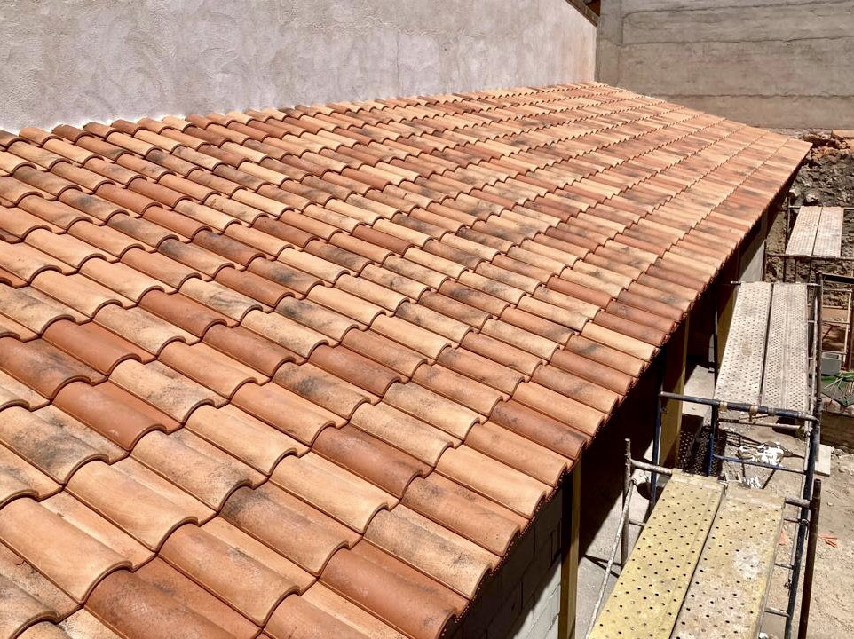 trcestructuras's tweet photo. Ejecución de #cubierta completa de cobertizo de #vivienda con #estructurademaderalaminada , #panelsandwich #thermochip de #madera, lámina impermeable transpirable, rastrel de ventilación y #teja cerámica mixta #terreal 
#trcestructurasdemadera #maderalaminada #trcestructuras https://t.co/zRC6EIIq8A
