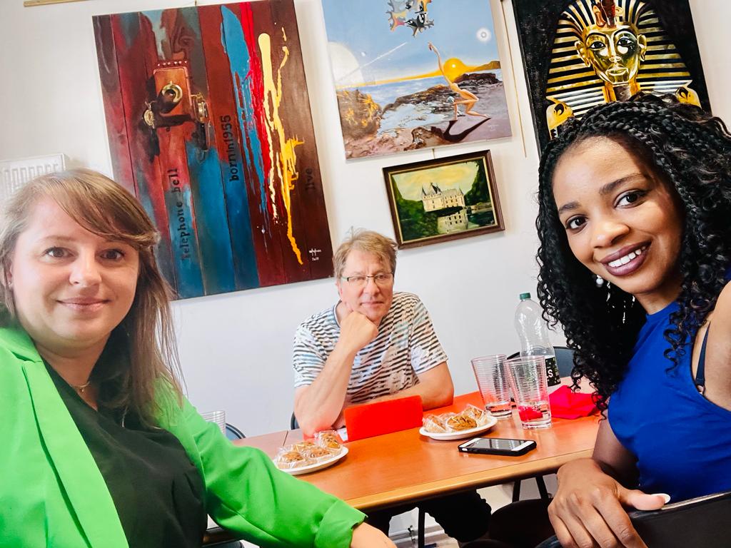 Du nouveau sur notre projet art-à-porter ! 
Diarra et Sophie ont rencontré Jean-Pierre Kotchian, un artiste stéphanois, qui nous mettra en lien avec d’autres artistes locaux 👨‍🎨
Très vite, nous vous dévoilerons l’ensemble des artistes et des commerçants ! 
A bientôt 😗 #jce