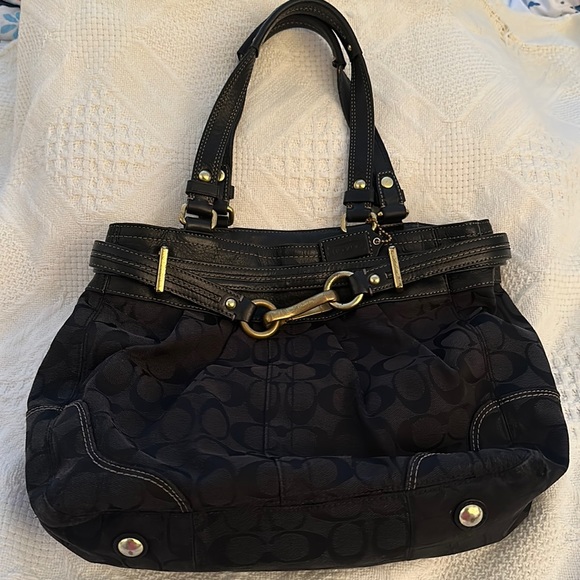 runningdawn's tweet photo. So good I had to share! Check out all the items I'm loving on @Poshmarkapp #poshmark #fashion #style #shopmycloset #boydsbears #tommybahama #coach: https://t.co/j74TzSNcPK https://t.co/1iHaCKdpGW