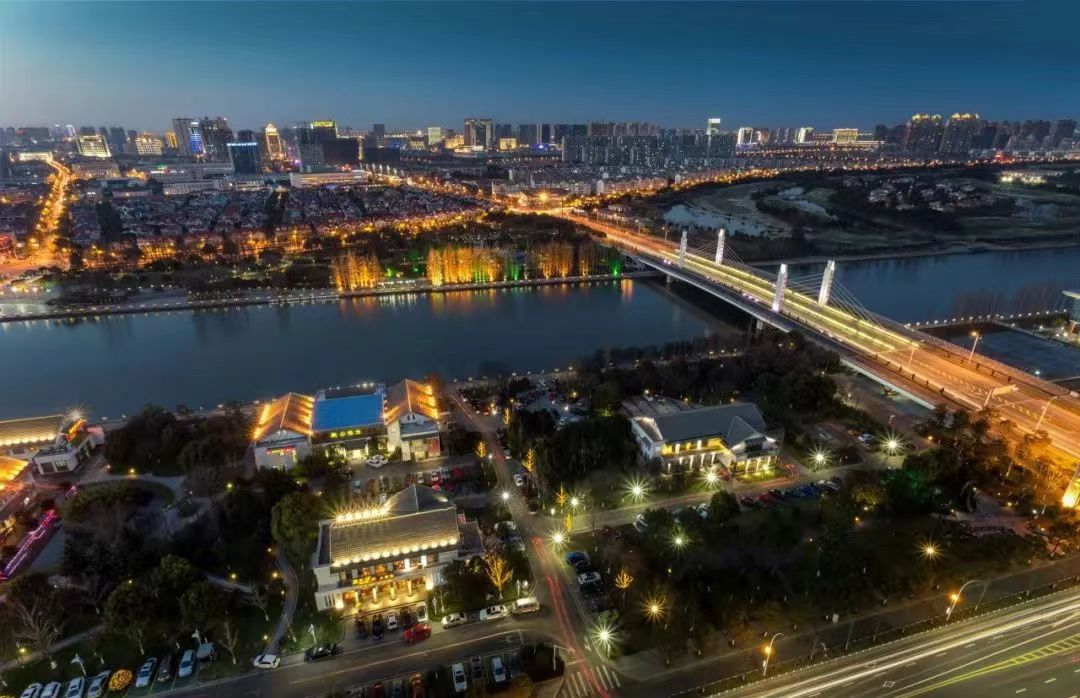 Check out the captivating nightlife in #Taicang city, which offers a mesmerizing night scene of twinkling lights✨✨ and architectural wonders🤩🤩. Night markets also entice visitors with their vibrant stalls, mouthwatering street food🤤🤤, and a bustling atmosphere. #HappyCity