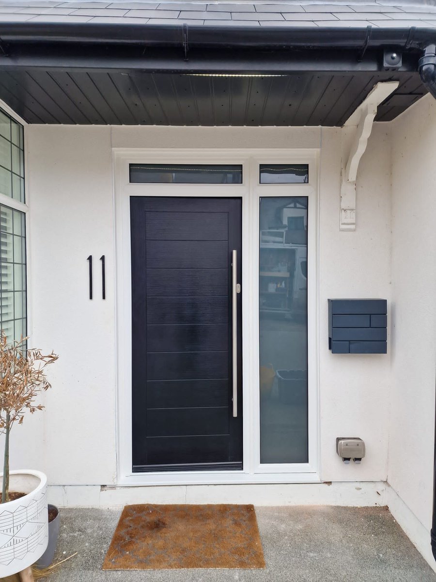 DoorEssex's tweet image. A smart contemporary Spitfire door fitted for a very happy customer.

We think it looks great too.

#ewdcentre #spitfiredoors