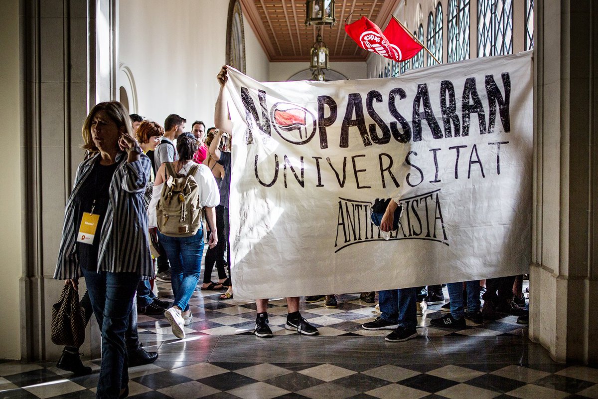 #ANTIFEIXISME | Mobilització universitària per fer front a l'augment de l'extrema dreta directa.cat/mobilitzacio-u… Desenes d'entitats estudiantils i del professorat de les universitats catalanes organitzen avui l'acte "Universitats Catalanes contra el Feixisme". Foto de <a href="/siraesca/">Sira</a>