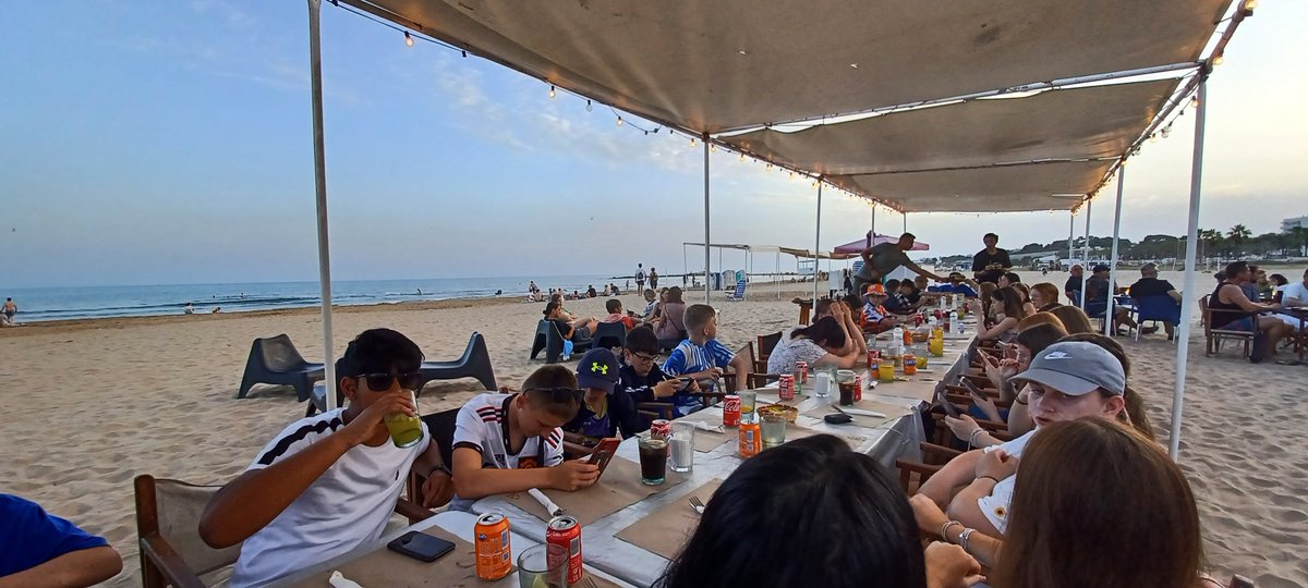 NorthChadMFL's tweet photo. Cena en la playa después de un día fantástico | Dinner on the beach after a fantastic day @NorthChadderton @NorthChad_KS3 #mfltwitterati #mflmatters #mfl https://t.co/yCao9H5frq