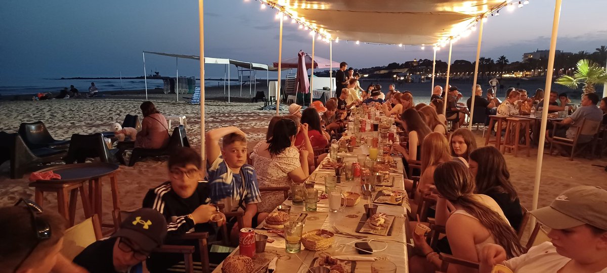 NorthChadMFL's tweet photo. Cena en la playa después de un día fantástico | Dinner on the beach after a fantastic day @NorthChadderton @NorthChad_KS3 #mfltwitterati #mflmatters #mfl https://t.co/yCao9H5frq