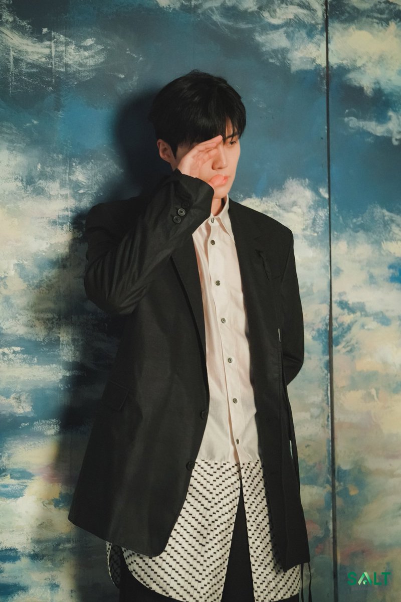 2013_SALT's tweet photo. 하늘을 유영하듯 잔잔한 무드로
담아낸 고요한 아름다움☁️
 
김선호 배우의
‘앳스타일’ 7월호 비하인드를 공개합니다!
-
#김선호 #Kimseonho #영화 #귀공자 #TheChilde #앳스타일 #atstar1 #비하인드 https://t.co/2VG2xO695F