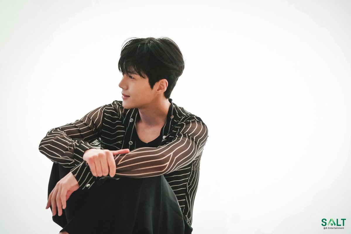2013_SALT's tweet photo. 하늘을 유영하듯 잔잔한 무드로
담아낸 고요한 아름다움☁️
 
김선호 배우의
‘앳스타일’ 7월호 비하인드를 공개합니다!
-
#김선호 #Kimseonho #영화 #귀공자 #TheChilde #앳스타일 #atstar1 #비하인드 https://t.co/2VG2xO695F