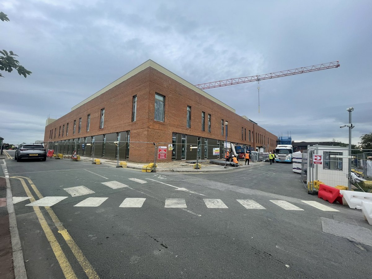 drpjdickinson's tweet photo. The scaffolding is gone!!!
Our New build ED, acute and critical care facility has emerged…. 8 months of fit out to go. #NotAnOrdinaryDGH
 @YSTeachingNHS @YSHospCharity @SmithEdsmith https://t.co/sei9Xy1Zau