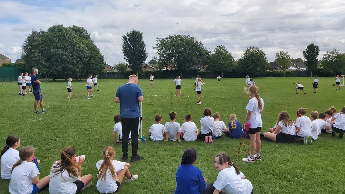 In a truly fantastic morning of rounders, 5M took on 5W in a class vs. class match.

5M managed to win, 2 games to 1, with some 
excellent batting, fielding and teamwork on display

#wclpspe