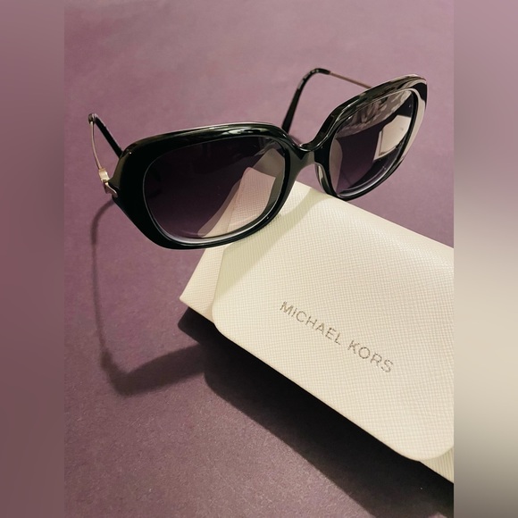 lushvicious's tweet photo. So good I had to share! Check out all the items I'm loving on @Poshmarkapp from @Razelle80644899 #poshmark #fashion #style #shopmycloset #michaelkors #hallmark: https://t.co/qkFk5IKaSw https://t.co/O1YrnNhe6V