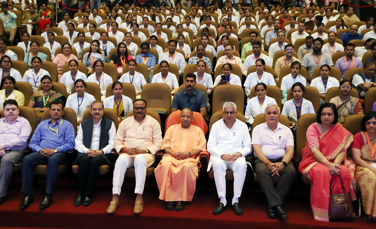 ChiefSecyUP's tweet photo. माo प्रधानमंत्री जी की प्रेरणा से प्रारंभ किए गये ‘मिशन रोजगार’ के अंतर्गत बड़ी संख्या में युवाओं को सरकारी नौकरी व रोजगार से जोड़ने का कार्य किया जा रहा है। इस मुहिम के अंतर्गत आज माo मुख्यमंत्री जी ने UPSSSC द्वारा चयनित 1,573 ANM को नियुक्ति पत्र प्रदान किए।

#MissionRojgarUP https://t.co/973NLwFY74