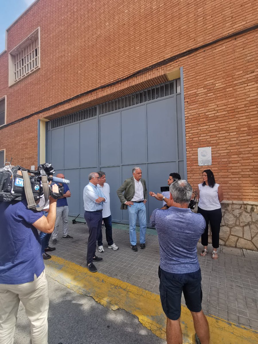 fernandoderosa4's tweet photo. Esta mañana he acompañado a @gonzalezpons a denunciar la okupacion de vivienda en Bonrepos junto a @PPBonrepos @ppopular tenemos una propuesta de desalojo en 24 horas @ppcv @popularsval @PPSenado @GPPopular https://t.co/tpV4hhXL1V