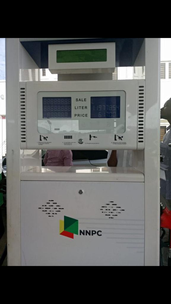 Nackson147's tweet photo. BRAKING:💄NNPC have officially  increases fuel pump price from N537 to N617 per litre. Which is now among the highest in the world..

AND our NATIONAL ASSEMBLY is busy sharing #70Billion and #40Billion 😭.... have conscience oooo..there is no different between U people and Aninii https://t.co/vlxM4UWOkE