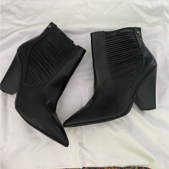 moonlightrose91's tweet photo. So good I had to share! Check out all the items I'm loving on @Poshmarkapp #poshmark #fashion #style #shopmycloset #simplyveraverawang #samedelman #universalthread: https://t.co/d02wflgROZ https://t.co/8LkLCMGAAA