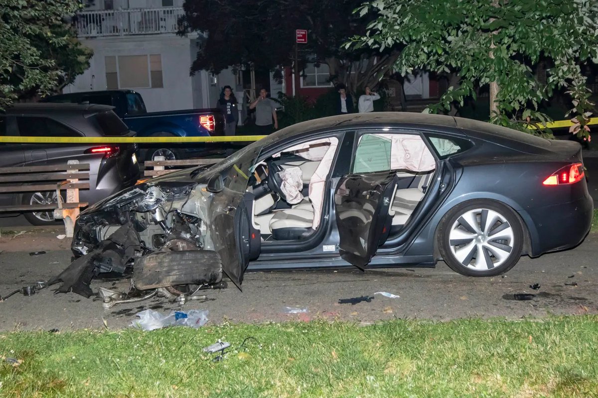 TaylorOgan's tweet photo. WARNING: GRAPHIC
Last month, a 76-year-old pedestrian was tragically mowed down by a Tesla Model S in Brooklyn, NY.

Both of his legs were torn off, according to witnesses. New data from the NHTSA says the Tesla was engaged on Autopilot/Full Self-Driving mode. https://t.co/EhUbV9c1vZ