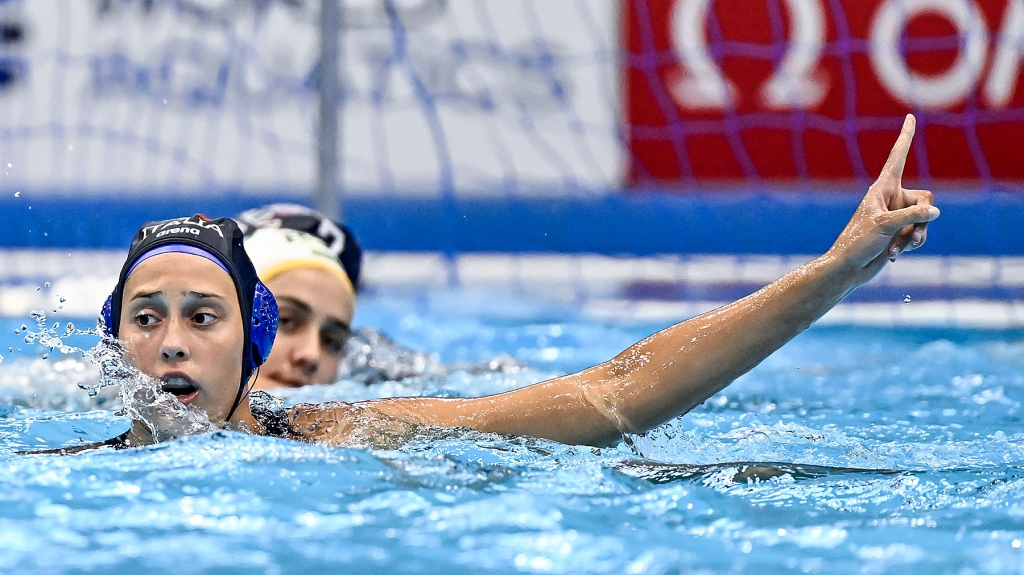 7rosaWP's tweet photo. #Fukuoka2023
#ItaliaSudafrica 24-2
Altra vittoria larga del #Setterosa: dopo un primo tempo opaco (2-1) le Azzurre dilagano (7-0, 7-1, 8-0)
Poker di reti per #Giustini e #Bettini
Triplette per Avegno, Palmieri e Picozzi
Dopodomani l'incontro decisivo con la Grecia
#7rosa https://t.co/SpNw2VXgey