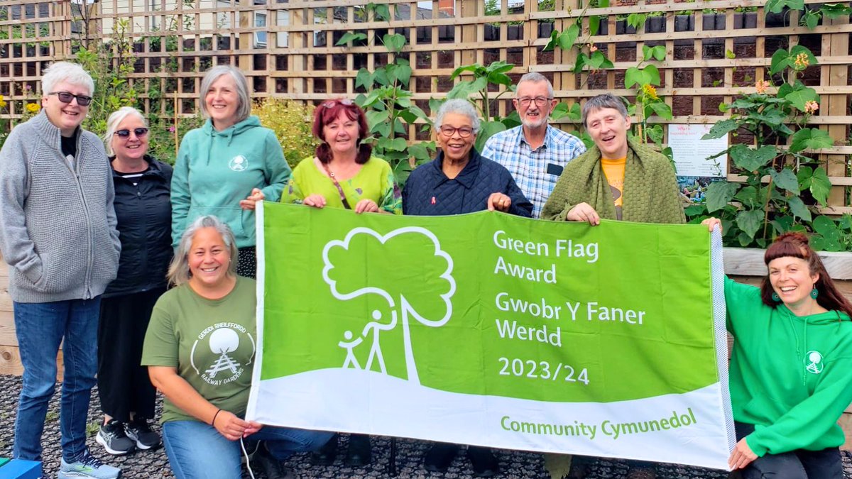 We're so excited to tell you that Railway Gardens has met the high standards needed to achieve the Green Flag Community Award! We are so proud of all the Growing Group members who keep the Gardens thriving. @Keep_Wales_Tidy

#GreenFlagWales #BanerWerddCymru