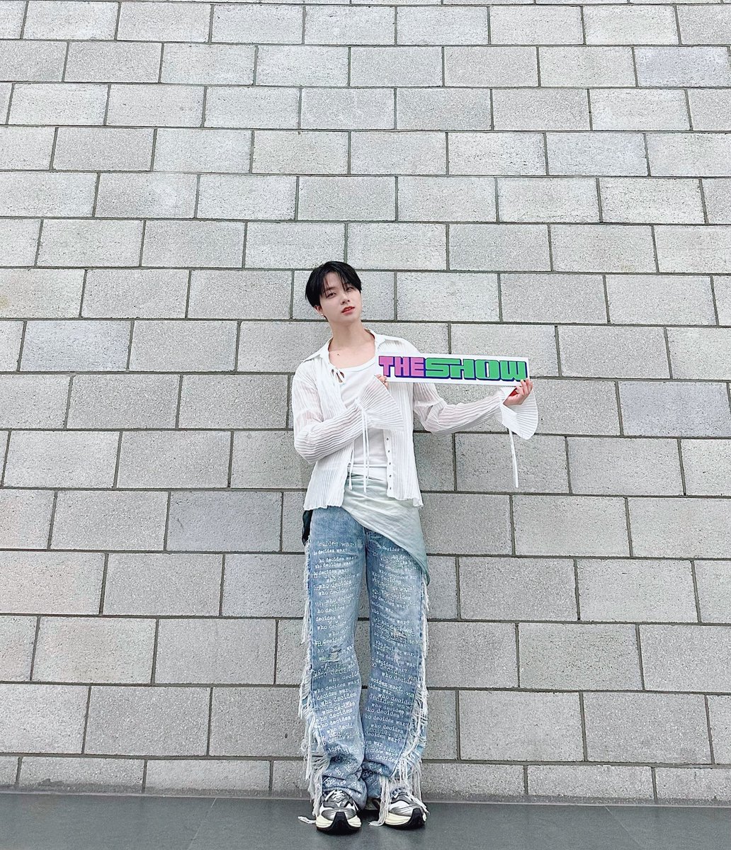 theshow_offcl's tweet photo. 오늘 밤하늘이 유난히 빛나는 이유는
울요정님이 아이코닉을 위한
#BLUEMOON 을 멋지게 띄워줬기 때문이래요💙
울지나니 무대보는 지금이 
#PARADISE 가 아니면 대체뭔데..🫶🏻
  ∧∧
（　 ）
  /　 |
（    ）
  ╰╮ 울 요정 무대좀 봐..
              넘 멋지다냐옹..✨

#더쇼 #김진환 @iKONIC_143 https://t.co/QRNTfz5gWU