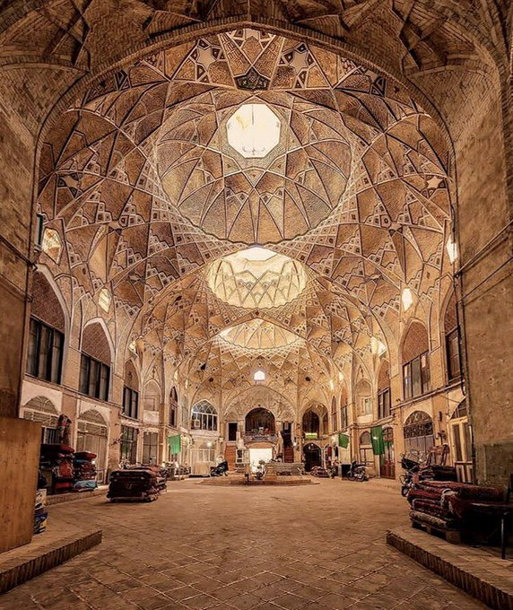 IraninMilan's tweet photo. #Timcheh, breve passaggio del bazar, coperto e chiuso su due lati, che prevede più negozi intorno a una corte coperta in cui viene trattata un`unica specifica merce, spesso con una fontana al centro e illuminato da lucernari.
#Timcheh del bazar di #Qom. #Architettura #Iran https://t.co/6EUUgr08Fi