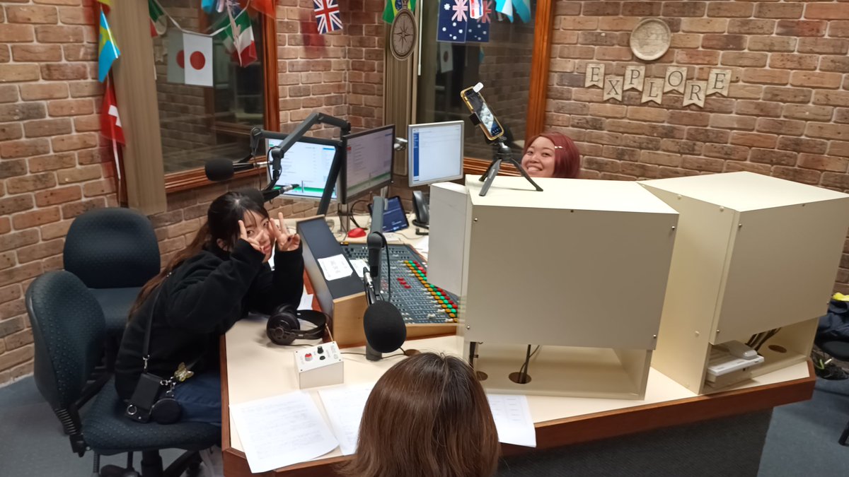 Fumitaka_Endo's tweet photo. #ラジオ『#4EB #Japanwave 98.1 FM』
このあと18時(日本時間17時)から!!
FM生放送 https://t.co/3KVTbgM6nh
ライブストリーミング https://t.co/EFb8XIKMTn
今夜はわたくしとSakiとRoxy、ミキサーはPekoでお届けします。
スキマ時間のお供にぜひ!
#遠藤史崇 #visitqueensland #ブリスベン https://t.co/AcxT6Ujbwb