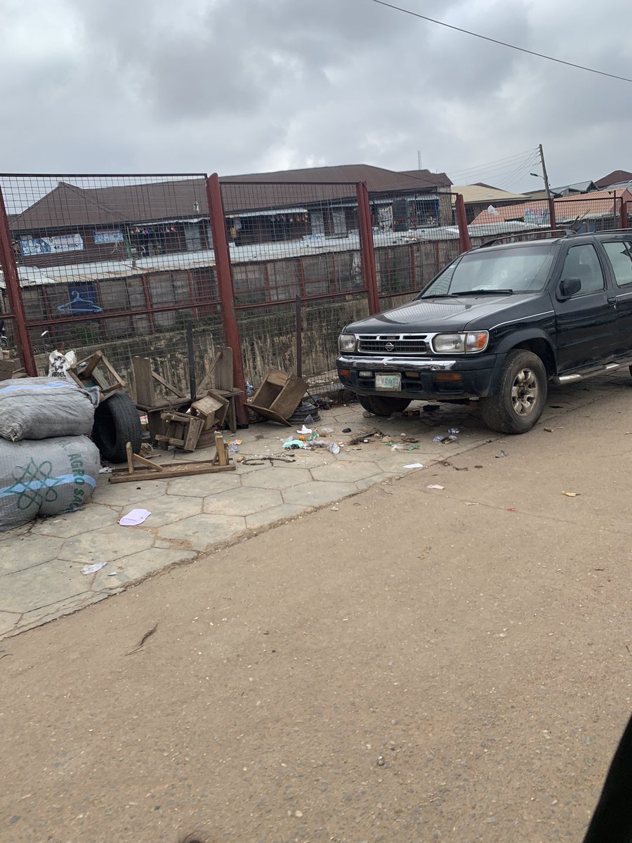 saodiyyahhhh's tweet photo. @solutions939fm
#Traffic update
From #Ogunpa #Dugbe to #Oke Bola
#Freemovement
But as usual, the road is dirty
Traders are just opening their shops/kiosks
No traffic wardens controlling the vehicles’ movements https://t.co/ybvL9d6Gnt