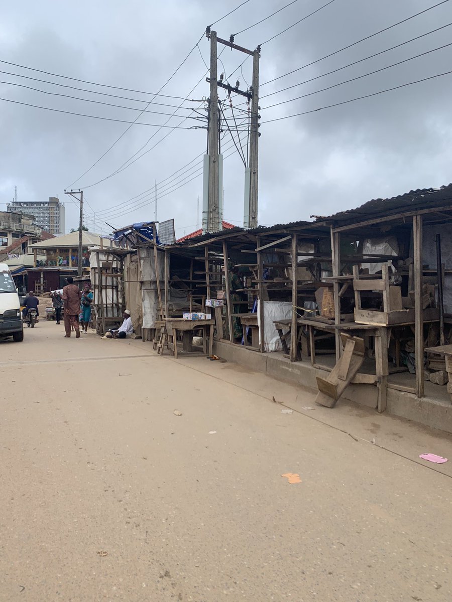 saodiyyahhhh's tweet photo. @solutions939fm
#Traffic update
From #Ogunpa #Dugbe to #Oke Bola
#Freemovement
But as usual, the road is dirty
Traders are just opening their shops/kiosks
No traffic wardens controlling the vehicles’ movements https://t.co/ybvL9d6Gnt