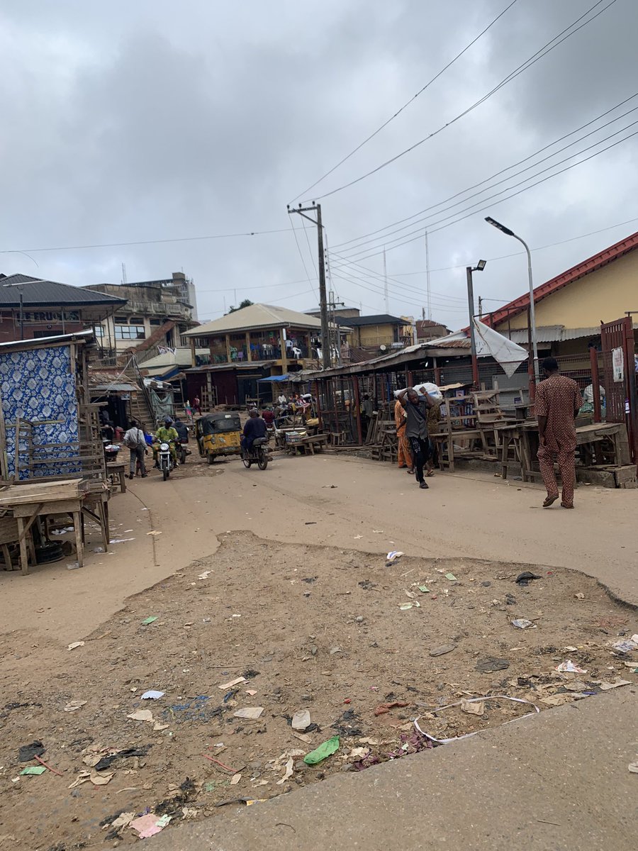 saodiyyahhhh's tweet photo. @solutions939fm
#Traffic update
From #Ogunpa #Dugbe to #Oke Bola
#Freemovement
But as usual, the road is dirty
Traders are just opening their shops/kiosks
No traffic wardens controlling the vehicles’ movements https://t.co/ybvL9d6Gnt