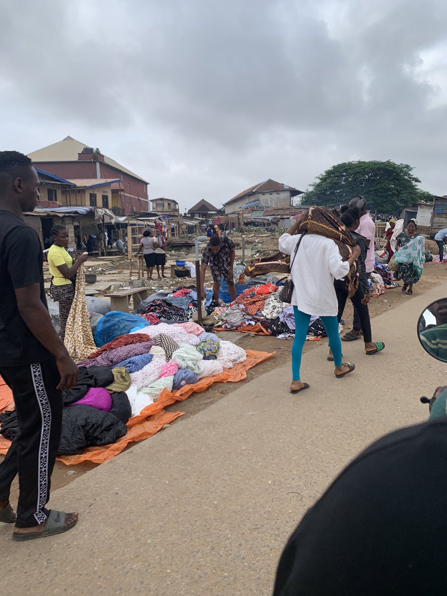 saodiyyahhhh's tweet photo. @solutions939fm
#Traffic update
From #Ogunpa #Dugbe to #Oke Bola
#Freemovement
But as usual, the road is dirty
Traders are just opening their shops/kiosks
No traffic wardens controlling the vehicles’ movements https://t.co/ybvL9d6Gnt